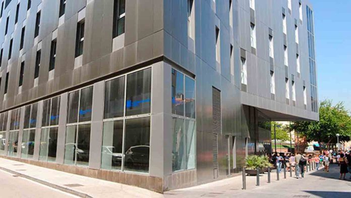 Una alumna denuncia por agresión sexual a un profesor del Liceu