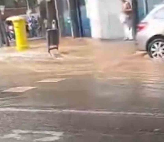 Una fuga de agua inunda la zona de Viladomat – Provença Una fuga de agua inunda la zona de Viladomat - Provença