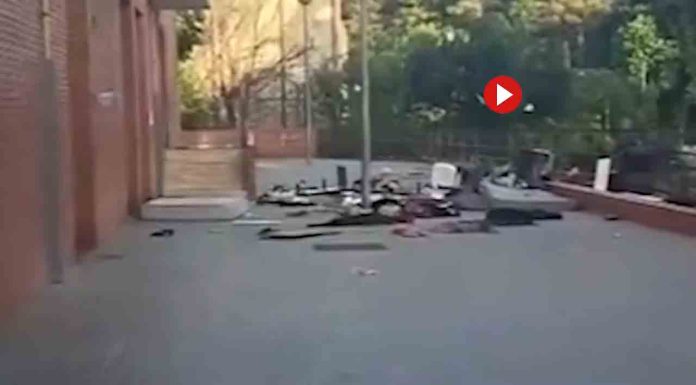 Varios vecinos toman la iniciativa y desalojan un piso ocupado en Can Clos Varios vecinos toman la iniciativa y desalojan un piso ocupado en Can Clos