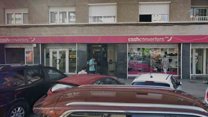 Atracan un Cash Converters de Badalona llevándose todas las joyas