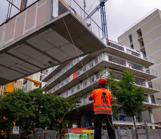 Barcelona acelera con 40 nuevas viviendas públicas levantadas en sólo 10 días Barcelona acelera con 40 nuevas viviendas públicas levantadas en sólo 10 días
