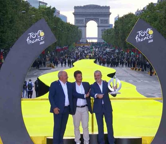 Barcelona toma el relevo del Tour de Francia en una emotiva ceremonia en París Barcelona toma el relevo del Tour de Francia en una emotiva ceremonia en París