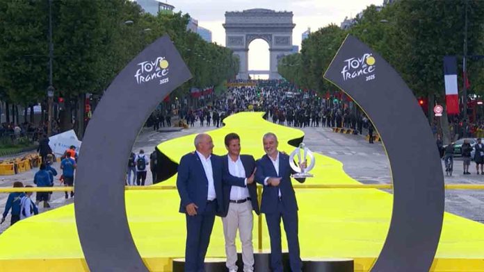 Barcelona toma el relevo del Tour de Francia en una emotiva ceremonia en París