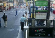 Cierran dos accesos de la estación de Liceu para restaurar sus pináculos Cierran dos accesos de la estación de Liceu para restaurar sus pináculos