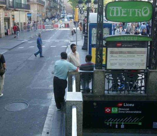 Cierran dos accesos de la estación de Liceu para restaurar sus pináculos Cierran dos accesos de la estación de Liceu para restaurar sus pináculos