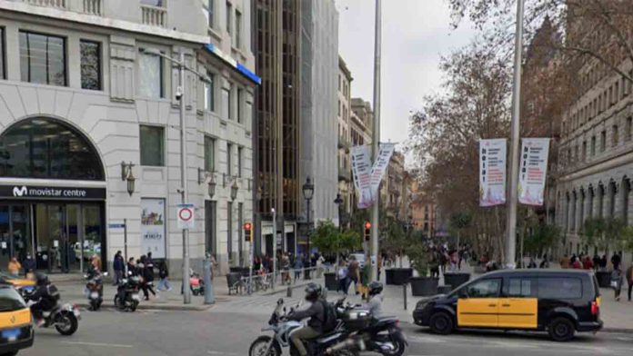 Detenido por agredir con arma blanca a dos personas en el Portal del Àngel