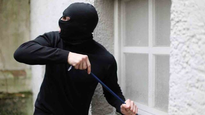 Detenidos dos ladrones tras descolgarse desde una azotea en Sant Andreu