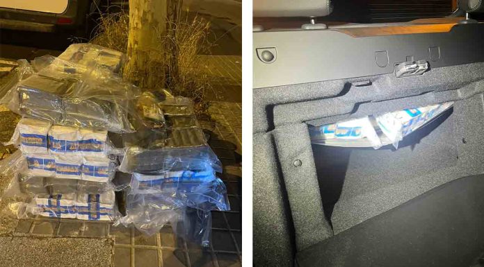 Dos detenidos en Gràcia que llevaban 87 Kg. de hachís en el coche Los Mossos d'Esquadra detienen a los ocupantes de un vehículo con 87 kilos de hachís ocultos Intentaron huir al ver el control policial en la plaza de Alfons Comín Los Mossos d'Esquadra han detenido a los ocupantes de un vehículo en un control policial desplegado en la plaza de Alfons Comín, en Barcelona, por un presunto delito contra la salud pública. Según han informado fuentes policiales, los hechos se produjeron cuando el vehículo se aproximaba al punto de control y, al detectar la presencia de los agentes, sus ocupantes intentaron huir bruscamente del lugar. Esta reacción levantó inmediatamente las sospechas de los policías, que procedieron a activar el protocolo correspondiente. A continuación, se inició una persecución por las calles adyacentes, que terminó poco después con la intercepción del coche y la detención de los individuos que viajaban en él. Un registro minucioso reveló el cargamento oculto Una vez asegurado el vehículo, los agentes realizaron un registro detallado del interior, durante el cual hallaron una importante cantidad de droga. En concreto, se incautaron 87 kilos de hachís, distribuidos en 17 paquetes perfectamente embalados y preparados para su transporte. Los paquetes estaban ocultos en compartimentos secretos del vehículo, una técnica habitual en organizaciones dedicadas al tráfico de drogas para eludir los controles policiales. Este hallazgo pone de manifiesto un grado avanzado de preparación por parte de los detenidos, lo que refuerza la sospecha de que podrían formar parte de una red criminal organizada. Sospechas de actividad de narcotráfico a gran escala Por la cantidad de droga intervenida y la forma de ocultación utilizada, todo apunta a que los arrestados estarían involucrados en una operación de narcotráfico a gran escala, posiblemente conectada con redes que operan dentro y fuera del área metropolitana de Barcelona. La droga intervenida tiene un elevado valor en el mercado negro, y se investiga si su destino final eran puntos de distribución en barrios urbanos o si el cargamento formaba parte de un transporte mayor hacia otras comunidades autónomas. Detenidos a disposición judicial Los detenidos, cuya identidad no ha trascendido por razones de investigación, han sido puestos a disposición del juzgado de guardia, que ha ordenado la apertura de diligencias. Las autoridades investigan ahora el origen del estupefaciente, las posibles vinculaciones con otras personas o redes criminales, y si existen antecedentes de otros transportes vinculados al mismo grupo. Refuerzo de controles para combatir el tráfico de drogas Esta actuación se enmarca dentro de un dispositivo de controles preventivos que los Mossos d'Esquadra están desplegando en distintos puntos estratégicos de la ciudad. El objetivo es reforzar la seguridad ciudadana y combatir el tráfico de sustancias estupefacientes, especialmente en zonas con mayor tránsito vehicular o cercanas a centros urbanos. Desde el cuerpo policial han subrayado la importancia de este tipo de controles como herramienta clave para la detección de actividades ilegales, y han asegurado que seguirán intensificando los esfuerzos para desarticular redes de narcotráfico y proteger a la ciudadanía.