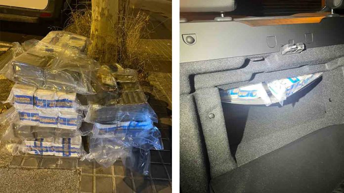 Los Mossos d'Esquadra detienen a los ocupantes de un vehículo con 87 kilos de hachís ocultos Intentaron huir al ver el control policial en la plaza de Alfons Comín Los Mossos d'Esquadra han detenido a los ocupantes de un vehículo en un control policial desplegado en la plaza de Alfons Comín, en Barcelona, por un presunto delito contra la salud pública. Según han informado fuentes policiales, los hechos se produjeron cuando el vehículo se aproximaba al punto de control y, al detectar la presencia de los agentes, sus ocupantes intentaron huir bruscamente del lugar. Esta reacción levantó inmediatamente las sospechas de los policías, que procedieron a activar el protocolo correspondiente. A continuación, se inició una persecución por las calles adyacentes, que terminó poco después con la intercepción del coche y la detención de los individuos que viajaban en él. Un registro minucioso reveló el cargamento oculto Una vez asegurado el vehículo, los agentes realizaron un registro detallado del interior, durante el cual hallaron una importante cantidad de droga. En concreto, se incautaron 87 kilos de hachís, distribuidos en 17 paquetes perfectamente embalados y preparados para su transporte. Los paquetes estaban ocultos en compartimentos secretos del vehículo, una técnica habitual en organizaciones dedicadas al tráfico de drogas para eludir los controles policiales. Este hallazgo pone de manifiesto un grado avanzado de preparación por parte de los detenidos, lo que refuerza la sospecha de que podrían formar parte de una red criminal organizada. Sospechas de actividad de narcotráfico a gran escala Por la cantidad de droga intervenida y la forma de ocultación utilizada, todo apunta a que los arrestados estarían involucrados en una operación de narcotráfico a gran escala, posiblemente conectada con redes que operan dentro y fuera del área metropolitana de Barcelona. La droga intervenida tiene un elevado valor en el mercado negro, y se investiga si su destino final eran puntos de distribución en barrios urbanos o si el cargamento formaba parte de un transporte mayor hacia otras comunidades autónomas. Detenidos a disposición judicial Los detenidos, cuya identidad no ha trascendido por razones de investigación, han sido puestos a disposición del juzgado de guardia, que ha ordenado la apertura de diligencias. Las autoridades investigan ahora el origen del estupefaciente, las posibles vinculaciones con otras personas o redes criminales, y si existen antecedentes de otros transportes vinculados al mismo grupo. Refuerzo de controles para combatir el tráfico de drogas Esta actuación se enmarca dentro de un dispositivo de controles preventivos que los Mossos d'Esquadra están desplegando en distintos puntos estratégicos de la ciudad. El objetivo es reforzar la seguridad ciudadana y combatir el tráfico de sustancias estupefacientes, especialmente en zonas con mayor tránsito vehicular o cercanas a centros urbanos. Desde el cuerpo policial han subrayado la importancia de este tipo de controles como herramienta clave para la detección de actividades ilegales, y han asegurado que seguirán intensificando los esfuerzos para desarticular redes de narcotráfico y proteger a la ciudadanía.