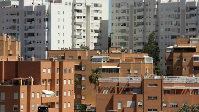 El Govern adquiere 175 viviendas, 16 en Barcelona, para ampliar el parque público