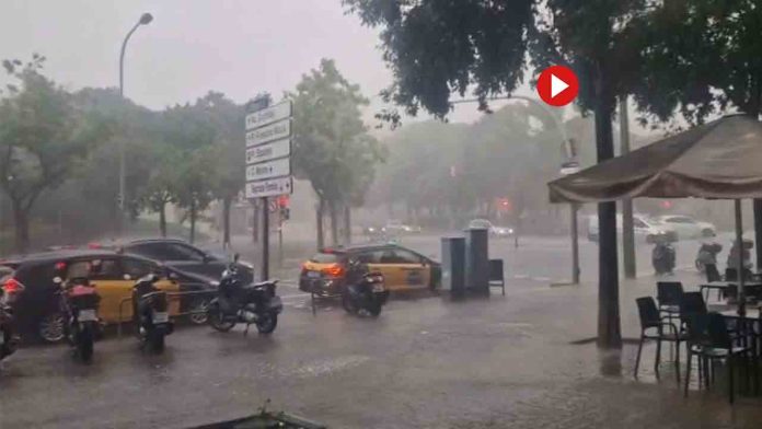 El agua descarga con fuerza en Barcelona