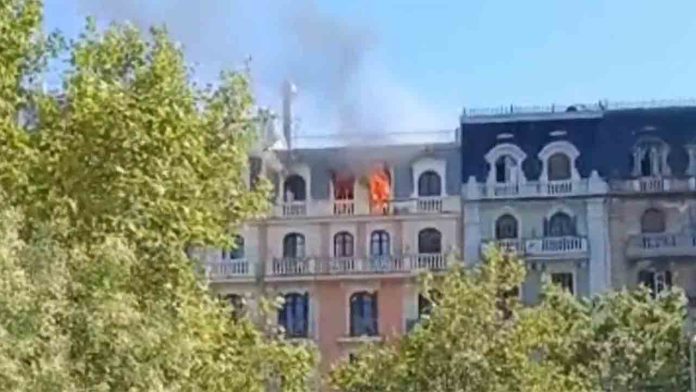 Incendio en un piso de la Avenida del Paralelo