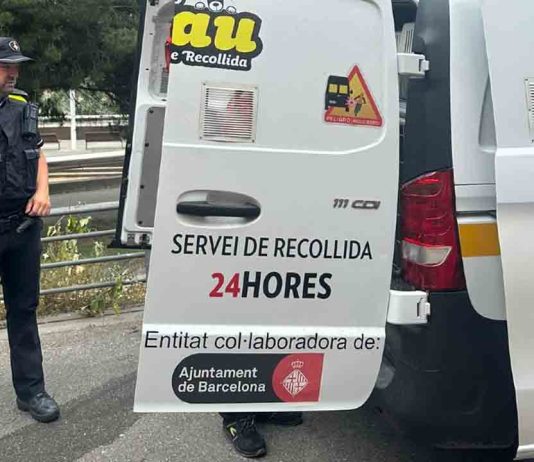 La Guàrdia Urbana rescata a un perro atado a una reja bajo el sol en Torre Baró La Guàrdia Urbana rescata a un perro atado a una reja bajo el sol en Torre Baró