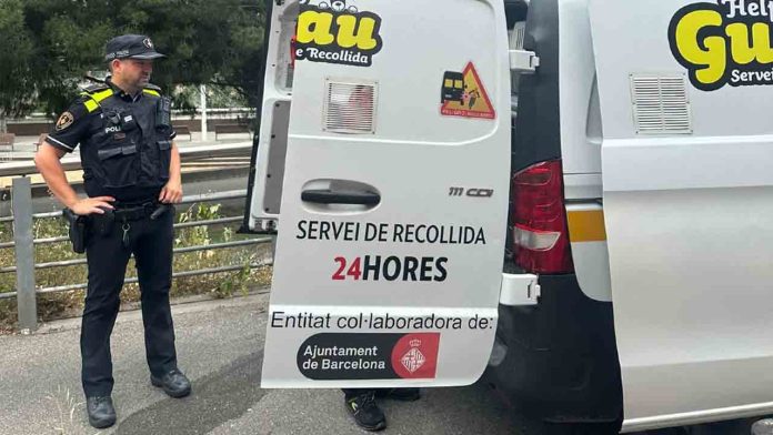 La Guàrdia Urbana rescata a un perro atado a una reja bajo el sol en Torre Baró La Guàrdia Urbana rescata a un perro atado a una reja bajo el sol en Torre Baró