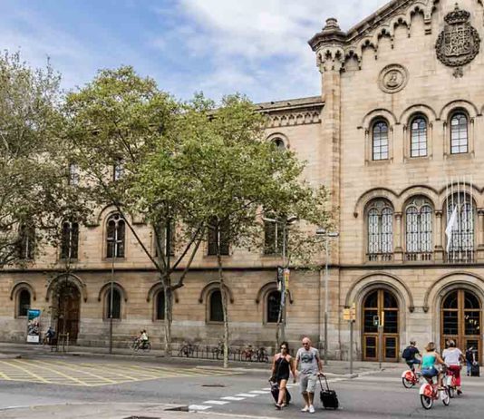 La UB aparta al catedrático tras acusaciones de acoso por parte de 11 testigos La UB aparta al catedrático tras acusaciones de acoso por parte de 11 testigos