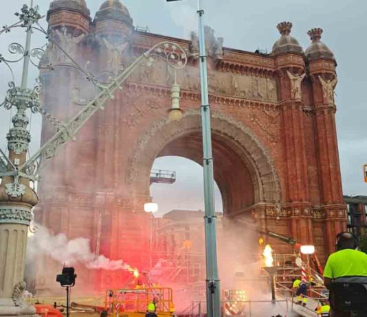 La explosión en un espectáculo del Grec deja tres heridos leves La explosión en un espectáculo del Grec deja tres heridos leves