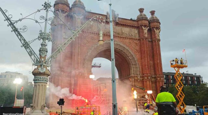 La explosión en un espectáculo del Grec deja tres heridos leves La explosión en un espectáculo del Grec deja tres heridos leves