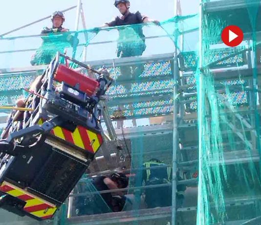 Los Bomberos evacúan a una persona en La Marina con una larga escala Los Bomberos evacuan a una persona en La Marina con una larga escala