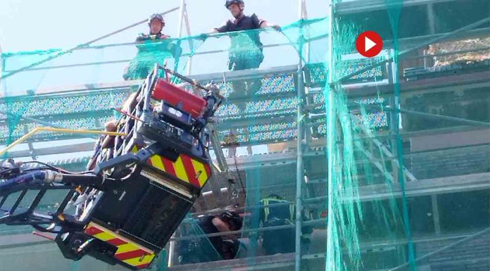 Los Bomberos evacúan a una persona en La Marina con una larga escala Los Bomberos evacuan a una persona en La Marina con una larga escala