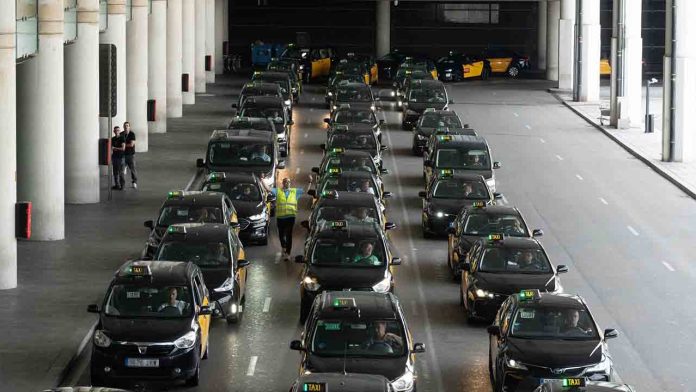 Los taxistas convocan una protesta en El Prat contra Aena por permitir VTC ilegales