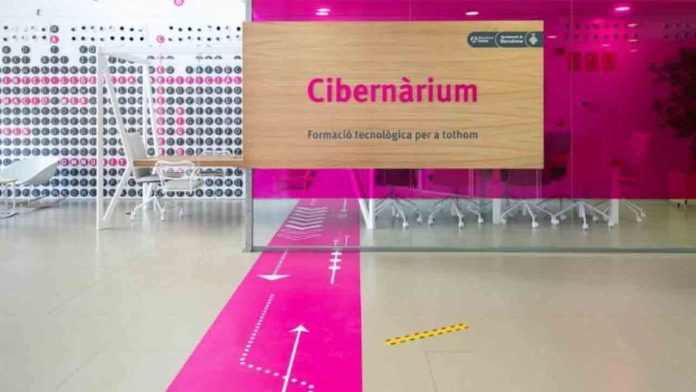 Más de 100 cursos tecnológicos gratuitos en agosto gracias al Cibernàrium