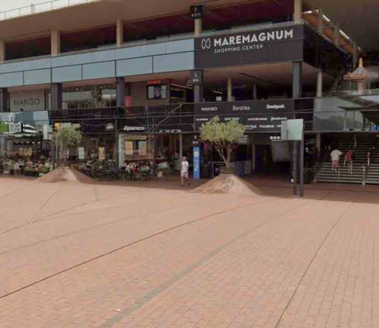 Muere un joven al caer desde el edificio del centro comercial en el Port Vell Muere un joven al caer desde el edificio del Maremagnum