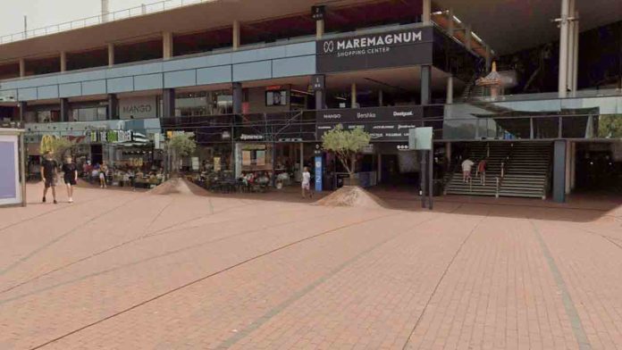 Muere un joven al caer desde el edificio del Maremagnum