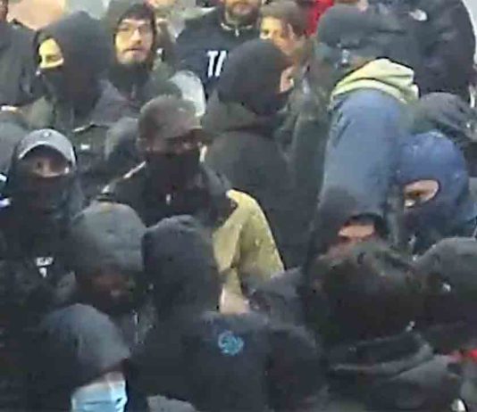 Ocho detenidos en el metro durante una fiesta ilegal con grafitis y frenos de emergencia Ocho detenidos en el metro durante una fiesta ilegal con grafitis y frenos de emergencia
