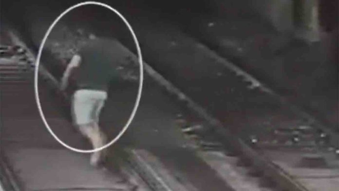 Recuperan un reloj escondido por un ladrón en las vías del metro de Diagonal Recuperan un reloj escondido por un ladrón en las vías del metro de Diagonal
