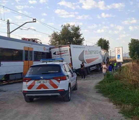 Suspendida la R3 por el choque de un tren con un cami贸n Suspendida la R3 por el choque de un tren con un cami贸n