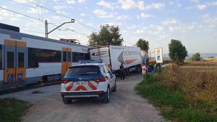 Suspendida la R3 por el choque de un tren con un camión