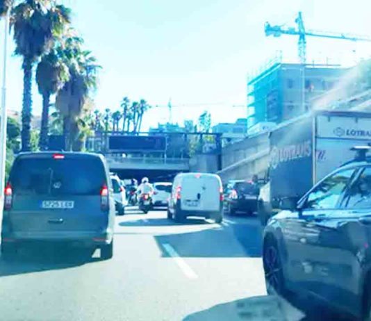 Un accidente agrava el tráfico en plena fase de obras en la ronda de Dalt Un accidente agrava el tráfico en plena fase de obras en la ronda de Dalt