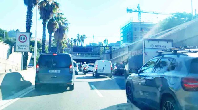 Un accidente agrava el tráfico en plena fase de obras en la ronda de Dalt Un accidente agrava el tráfico en plena fase de obras en la ronda de Dalt