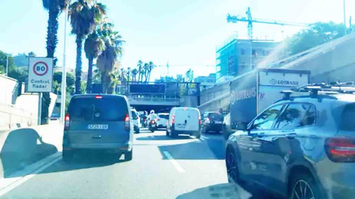 Un accidente agrava el tráfico en plena fase de obras en la ronda de Dalt