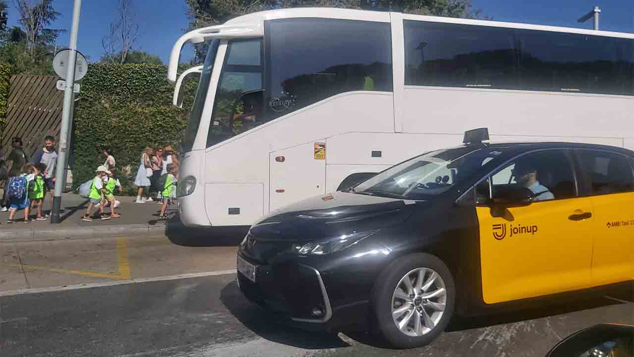 Los vecinos del Park Güell denuncian que la masificación turística sigue colapsando la movilidad 1 Los taxistas exigen soluciones en el Park Güell, o no prestarán servicio