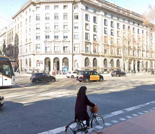Un bus atropella a dos viandantes en el Eixample, uno está grave Un bus atropella a dos viandantes en el Eixample, uno está grave