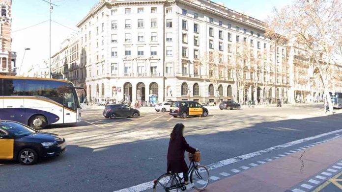 Un bus atropella a dos viandantes en el Eixample, uno está grave