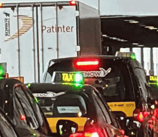 Un camión de grandes dimensiones se queda atascado en el Terminal del Aeropuerto Un camión de grandes dimensiones se queda atascado en el Terminal del Aeropuerto