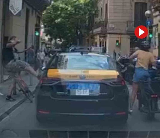 Un ciclista intenta agredir a un taxista tras un incidente de tráfico en Barcelona Un ciclista intenta agredir a un taxista tras un incidente de tráfico en Barcelona