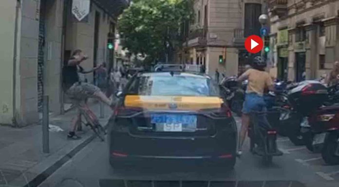 Un ciclista intenta agredir a un taxista tras un incidente de tráfico en Barcelona Un ciclista intenta agredir a un taxista tras un incidente de tráfico en Barcelona