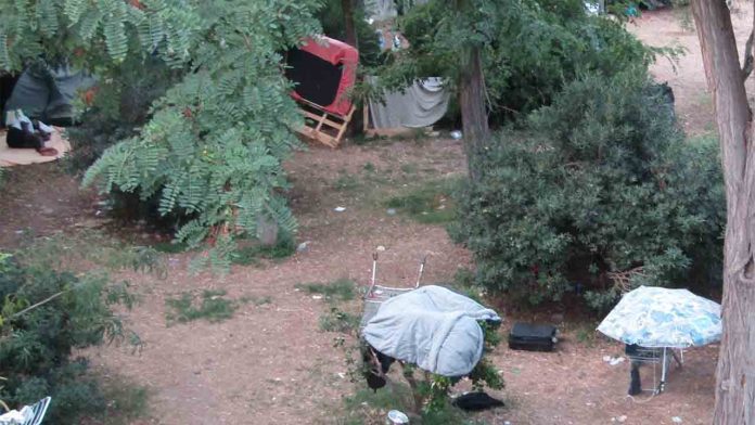 Desalojo de personas sin hogar en el parque de la Estació del Nord