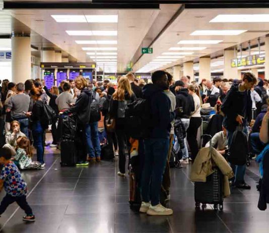 El Aeropuerto afronta un fin de semana con más de 4.000 vuelos y huelgas en tierra El Aeropuerto afronta un fin de semana con más de 4.000 vuelos y huelgas en tierra