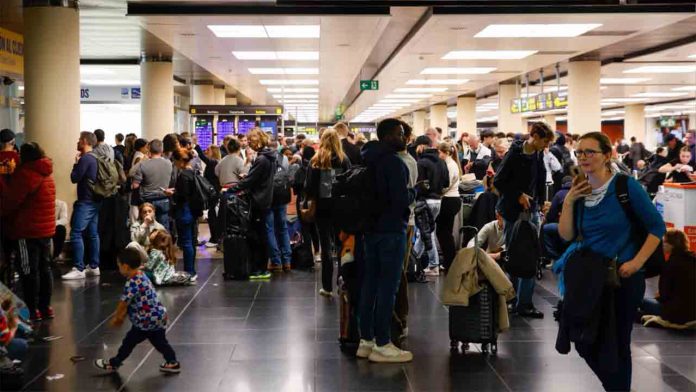 El Aeropuerto afronta un fin de semana con más de 4.000 vuelos y huelgas en tierra