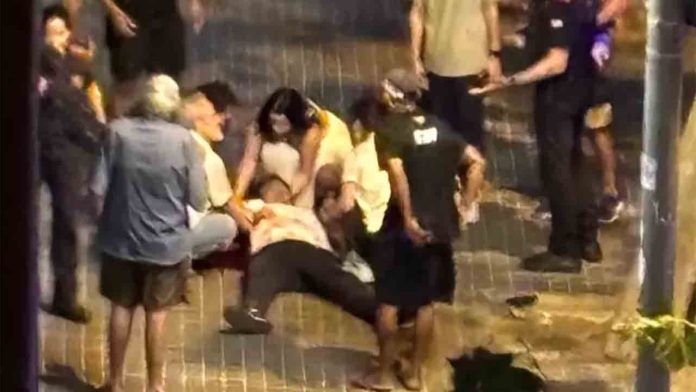 El trabajador de un bar en la Rambla Prim resulta herido por un disparo
