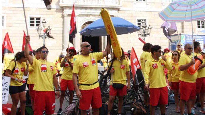 Fin de la huelga de socorristas en Barcelona tras casi un mes de protestas