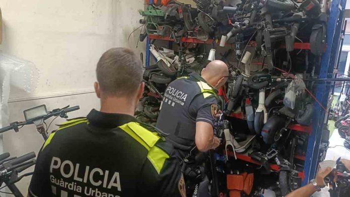 Localizan 13 patinetes eléctricos robados en un taller del Eixample