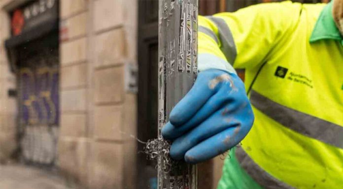 Plan Endreça: retirada masiva de carteles y pegatinas en Barcelona Plan Endreça: retirada masiva de carteles y pegatinas en Barcelona