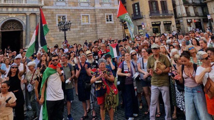 Protesta en la plaza Sant Jaume para exigir el fin del genocidio en Gaza