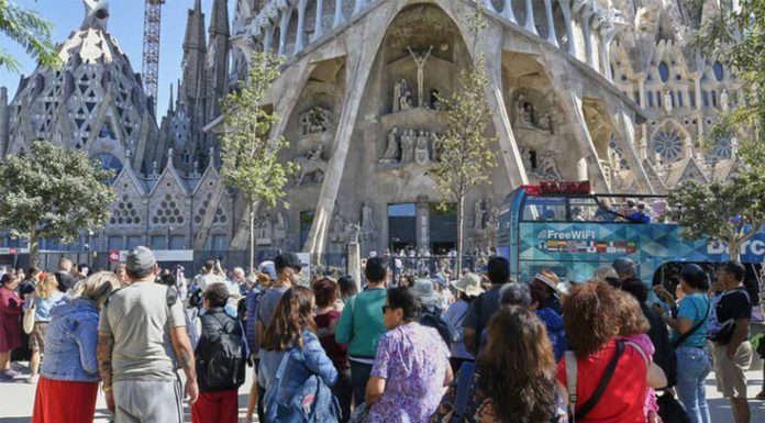Restricciones, más policía, agentes cívicos e inspecciones en Sagrada Familia Restricciones, más policía, agentes cívicos e inspecciones en Sagrada Familia
