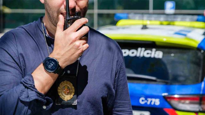Robo de un reloj de lujo y persecución en la playa del Somorrostro